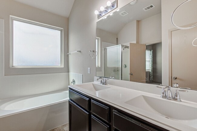 Building Photo - Ready to move in!