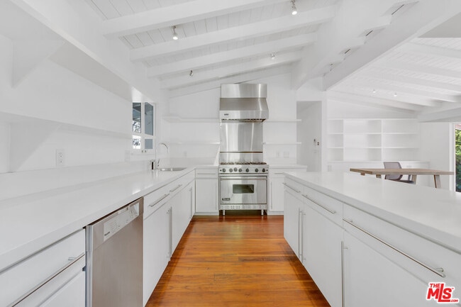 Building Photo - 1542 Marmont Ave