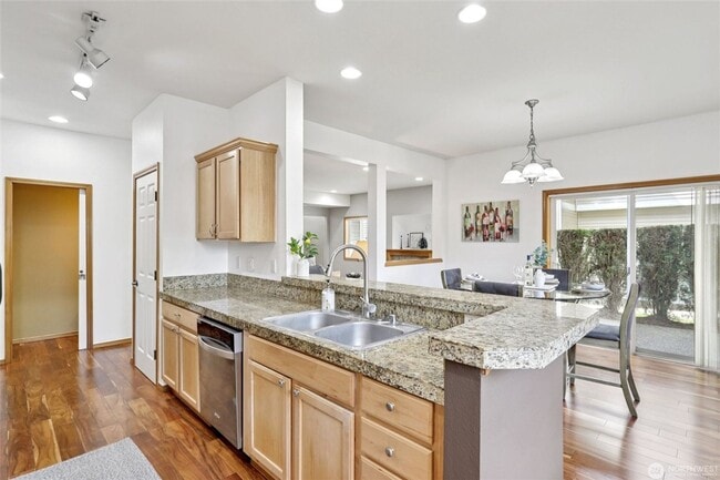Building Photo - Contemporary Town home in Renton