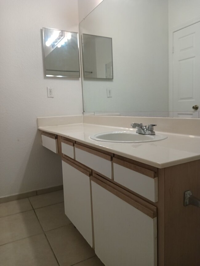 Building Photo - $500 OFF FIRST MONTH FOR THIS 2 BEDROOM 1 ...