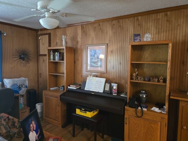 Building Photo - Cozy Home
