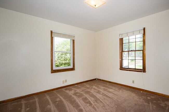 Building Photo - For Rent: 1BR, 1BA duplex (application pending)