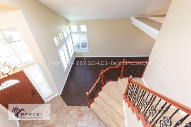 Building Photo - ELEGANT 4BR/2.5BA H in HOME IN OCEANSIDE P...