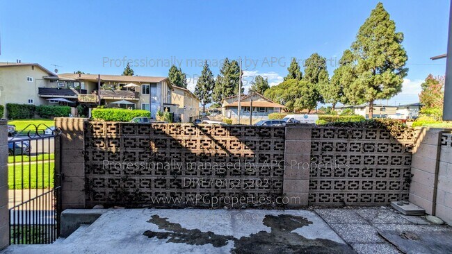 Building Photo - 1850 W Greenleaf Ave