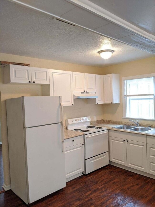 Building Photo - Newly Remodeled! Beautiful 2 bedroom/ 1 bath home / Laundry Room / Car Port