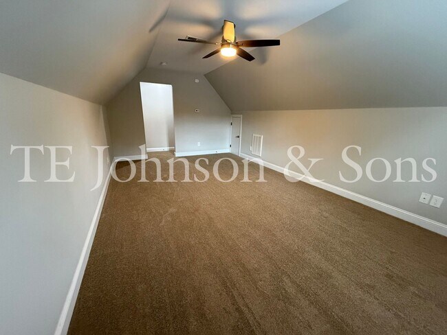 Building Photo - Beautifully Appointed Home in Clemmons