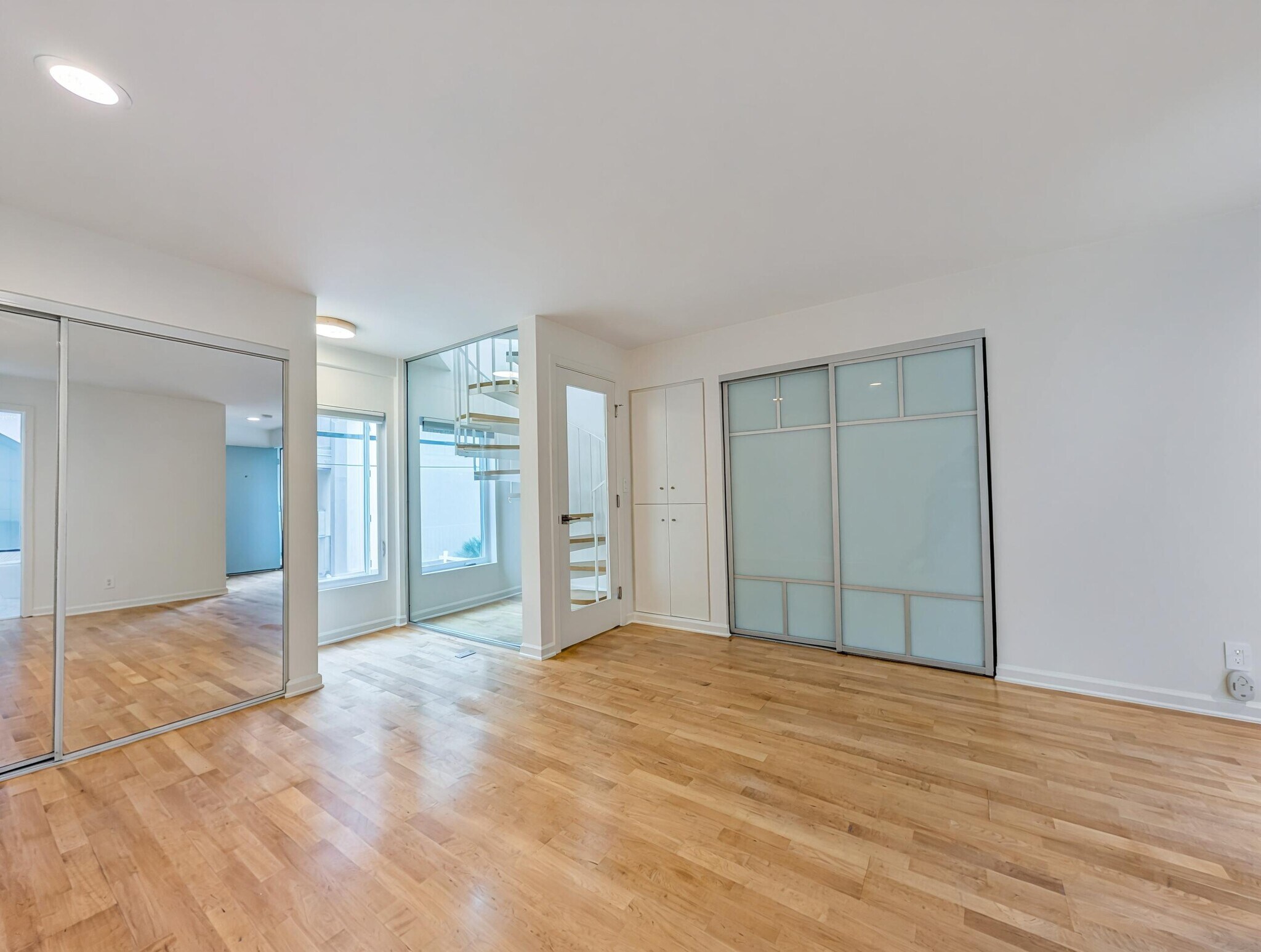 spacious master bedroom - 14 Reef St