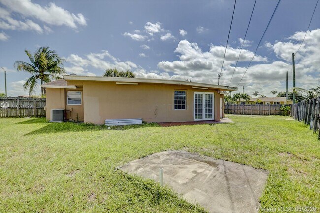 Building Photo - 4961 SW 17th St