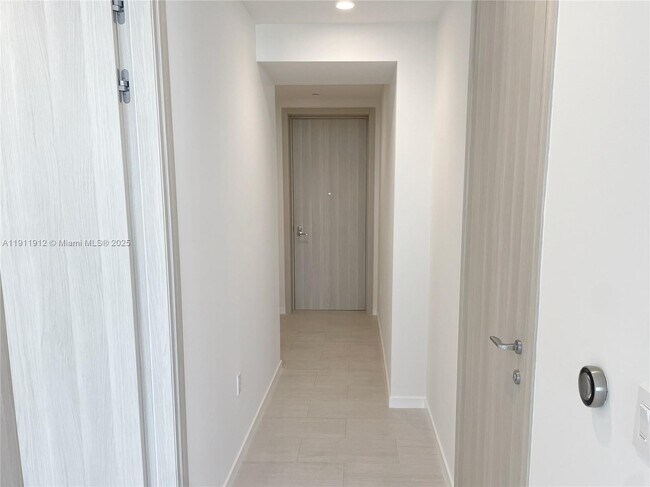 Building Photo - 1000 Brickell Plaza