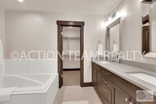 Building Photo - Beautiful Townhome in Huntsville