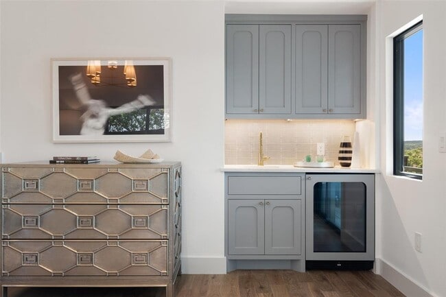 Building Photo - 5914 Cape Coral Dr