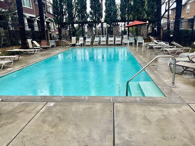 Building Photo - 1965 Oakwood Way