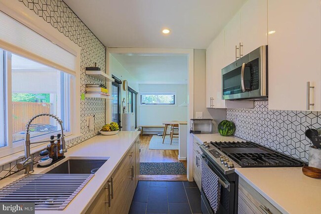 Building Photo - 5724 Greenspring Ave