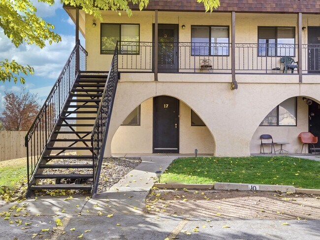 Building Photo - Remodeled 1 Bedroom, 1 Bathroom Apartment- Close to shopping!