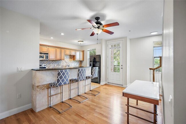 Building Photo - 832 Bay St NE