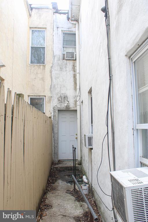 Building Photo - 1731 Fontain St