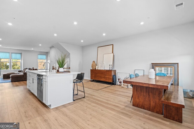 Building Photo - 205 Climbing Ivy Cir