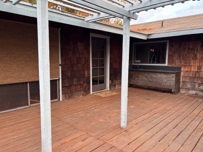 Building Photo - 2 Bedroom/2 Bathroom with Gorgeous Lanai a...