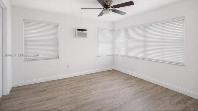 Building Photo - 2135 Bay Dr