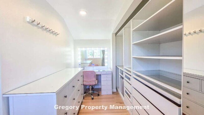 Building Photo - 11204 NE 58th Pl