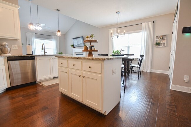 Building Photo - Pet Friendly Three Bedroom!