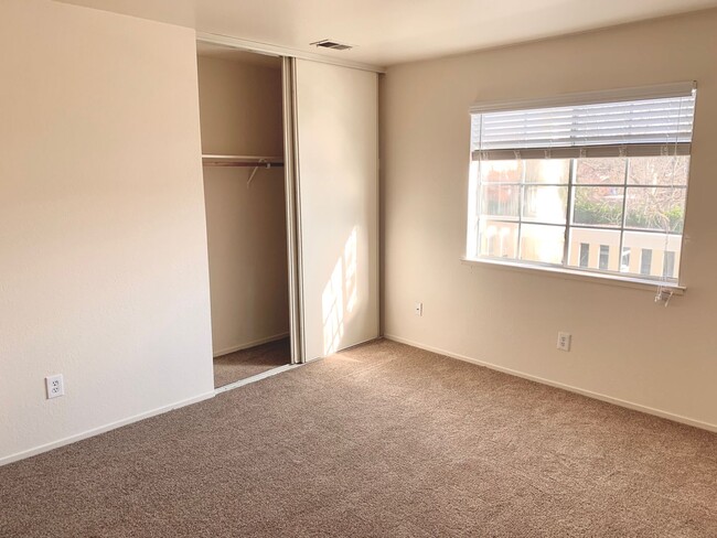 Building Photo - Upstairs 2 Bedroom 2 Bath Unit with a Beau...