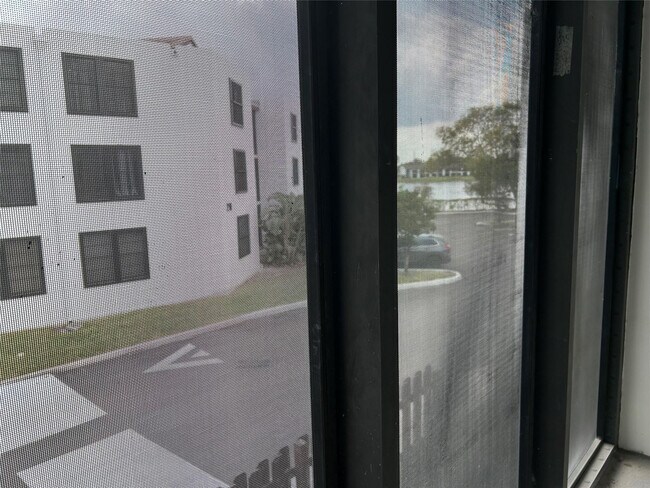 Building Photo - 211 Lake Pointe Dr