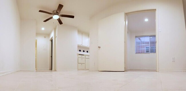 Building Photo - 3 bedroom in Van Nuys CA 91406