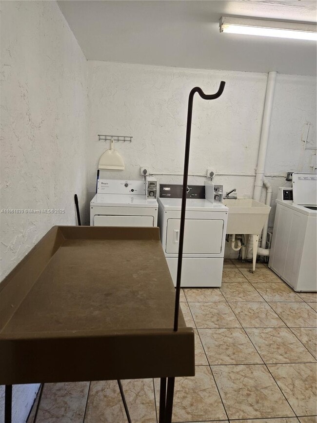 Building Photo - 617 S State Rd 7