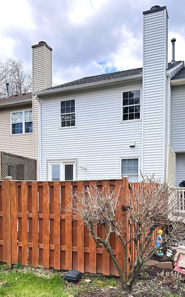 Building Photo - Wonderful townhome with recent upgrades..a...