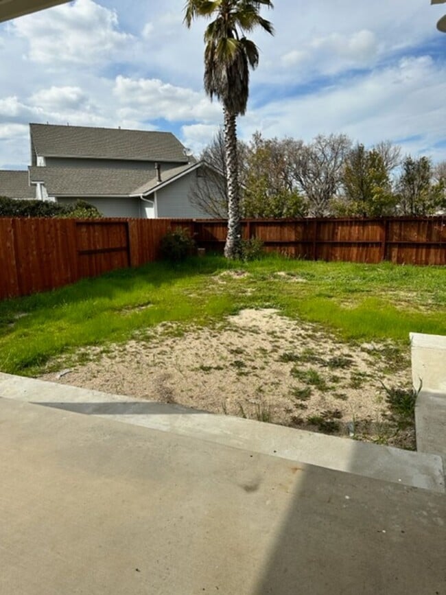 Building Photo - 2471 Starling Dr