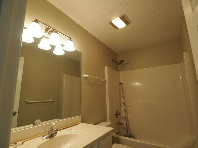 Building Photo - Gorgeous water views just blocks from the ...