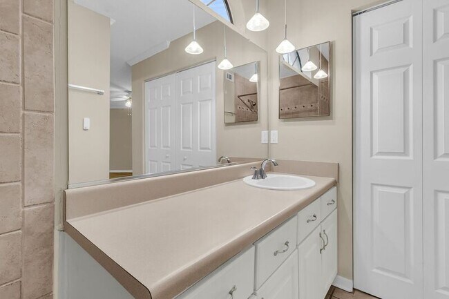 Building Photo - 1850 Montclair Dr