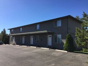 Building Photo - Conveniently Located 2 Bed/1.5 Bath Townho...