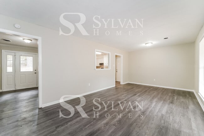 Building Photo - Fall in love with this beautiful 3BR 1BA home