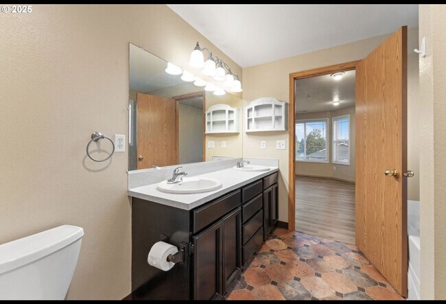 Building Photo - 9018 NE 92nd St