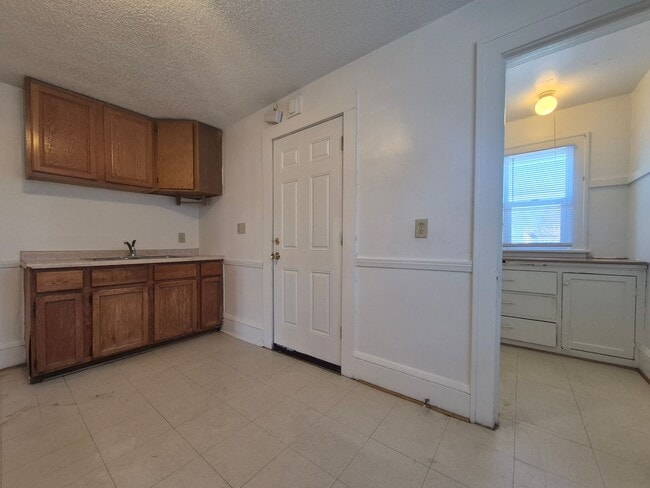 Building Photo - 661 Orange Ave E