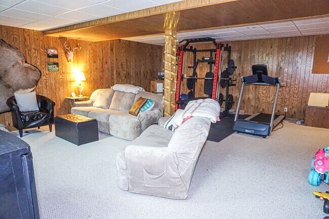 Building Photo - 3-Bedroom, 2-bath House With Fenced-in Yar...