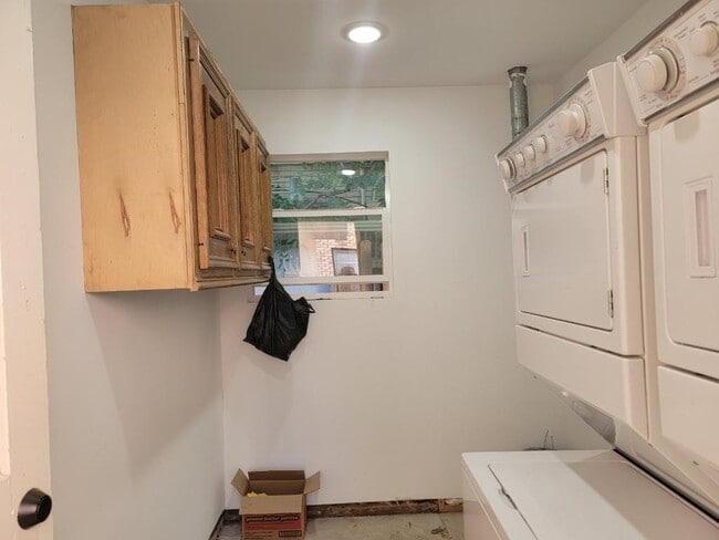 Building Photo - 4714 Oakshire Dr