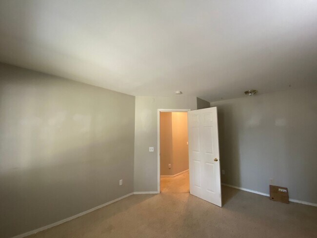 Building Photo - Spacious 2 Bedroom + office! Large yard!  ...
