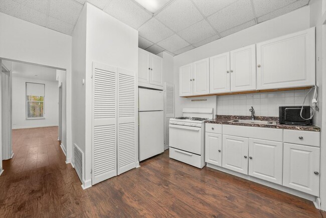 Building Photo - 1946 N Wilmot Ave