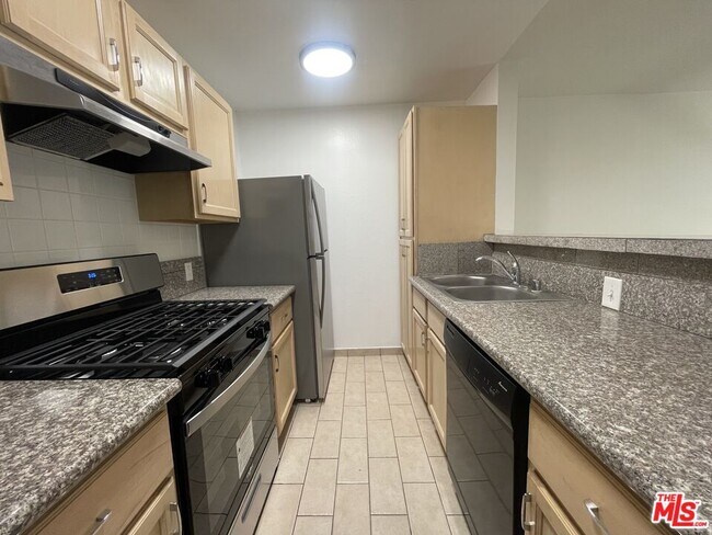 Building Photo - 1531 N Detroit St