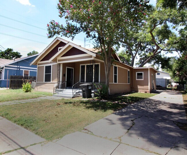 Building Photo - Historically charming home ready for move in!