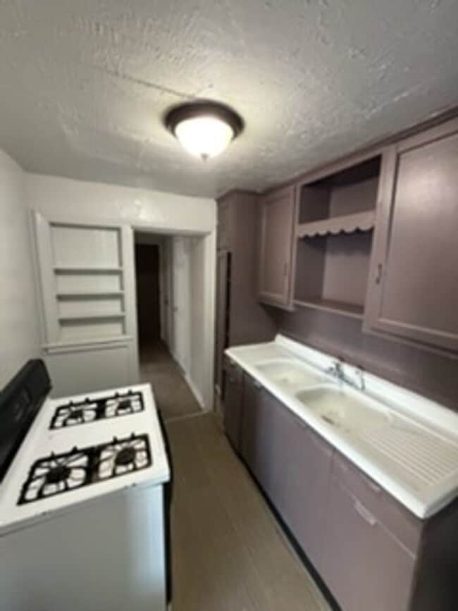 Building Photo - Charming 3-Bedroom Property in Prime Location