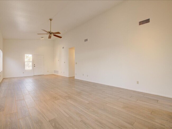 Building Photo - 3 Bed/2 Bath- GREAT Location Near Downtown