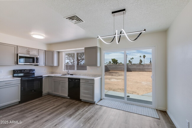 Building Photo - 2018 W Western Dr