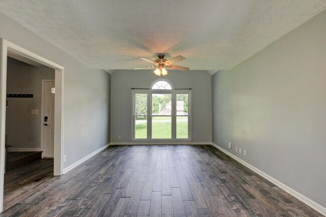 Building Photo - 180 Kings Deer Dr