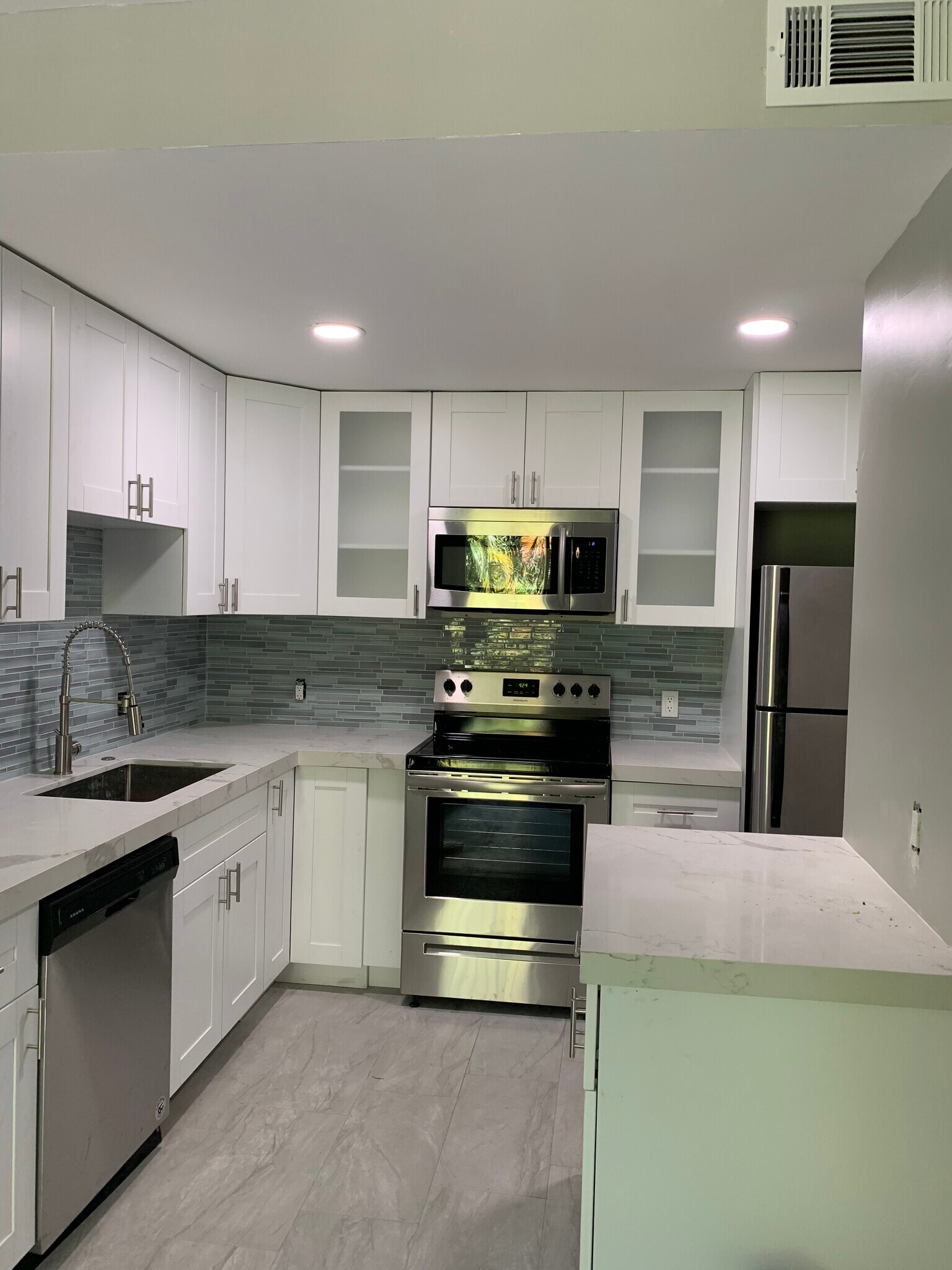 Kitchen - 3225 N Andrews Ave