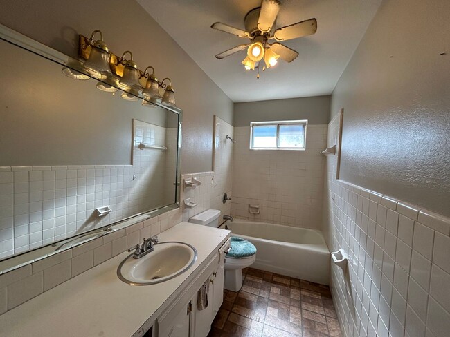 Building Photo - Beautiful 4 Bedroom Southern Hills Home