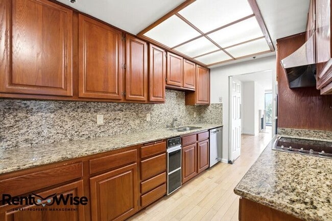 Building Photo - 555 Laurel Ave